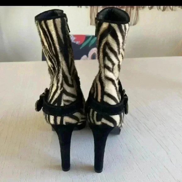 RARE VINTAGE Stuart Weitzman Zebra Print Ankle Boots, size 8 - Picture 3 of 15